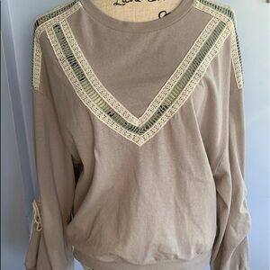 Listicle pullover laced detailing‎